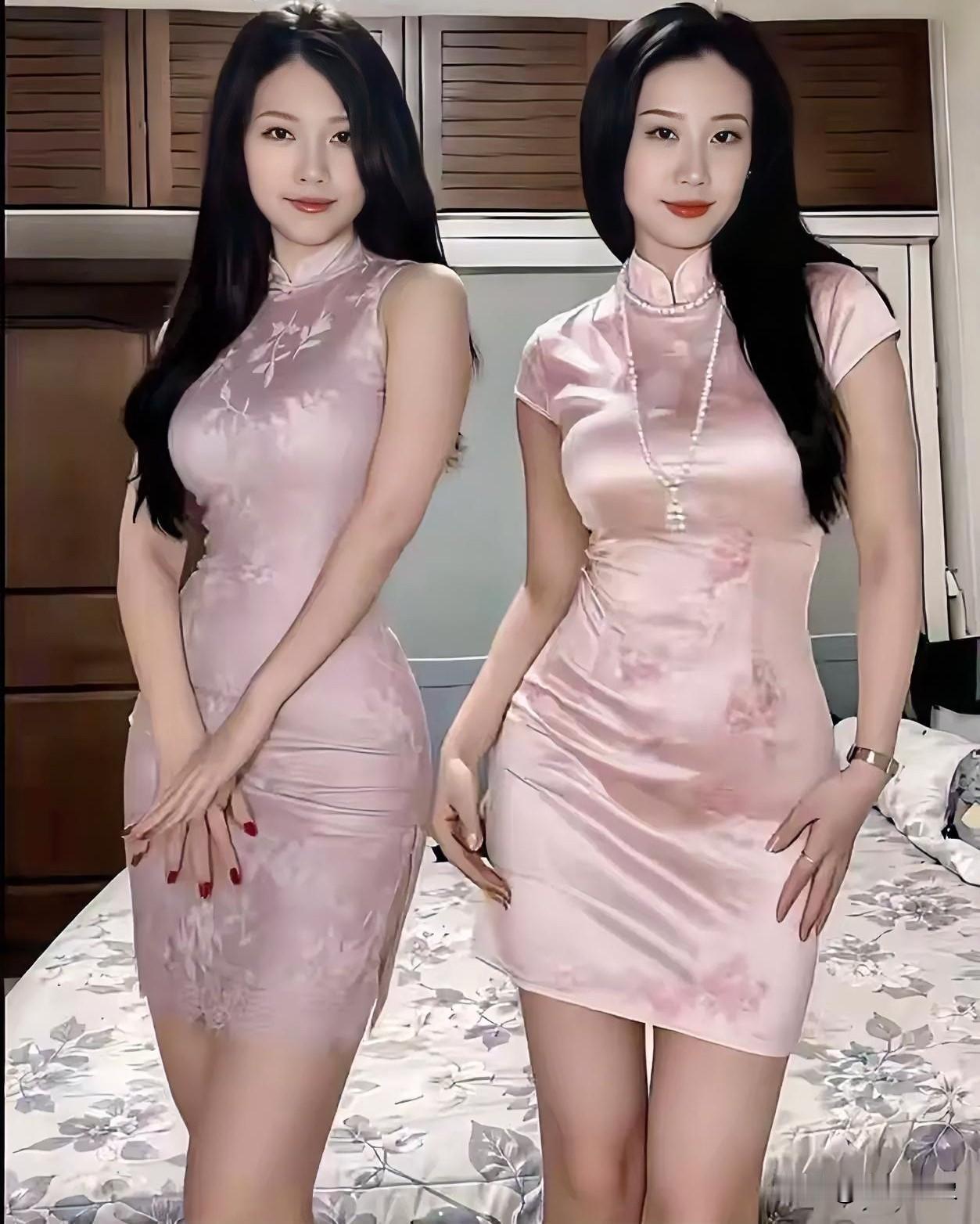 一袭粉旗袍，两代东方韵味；
分不清谁是妈妈，谁是女儿。