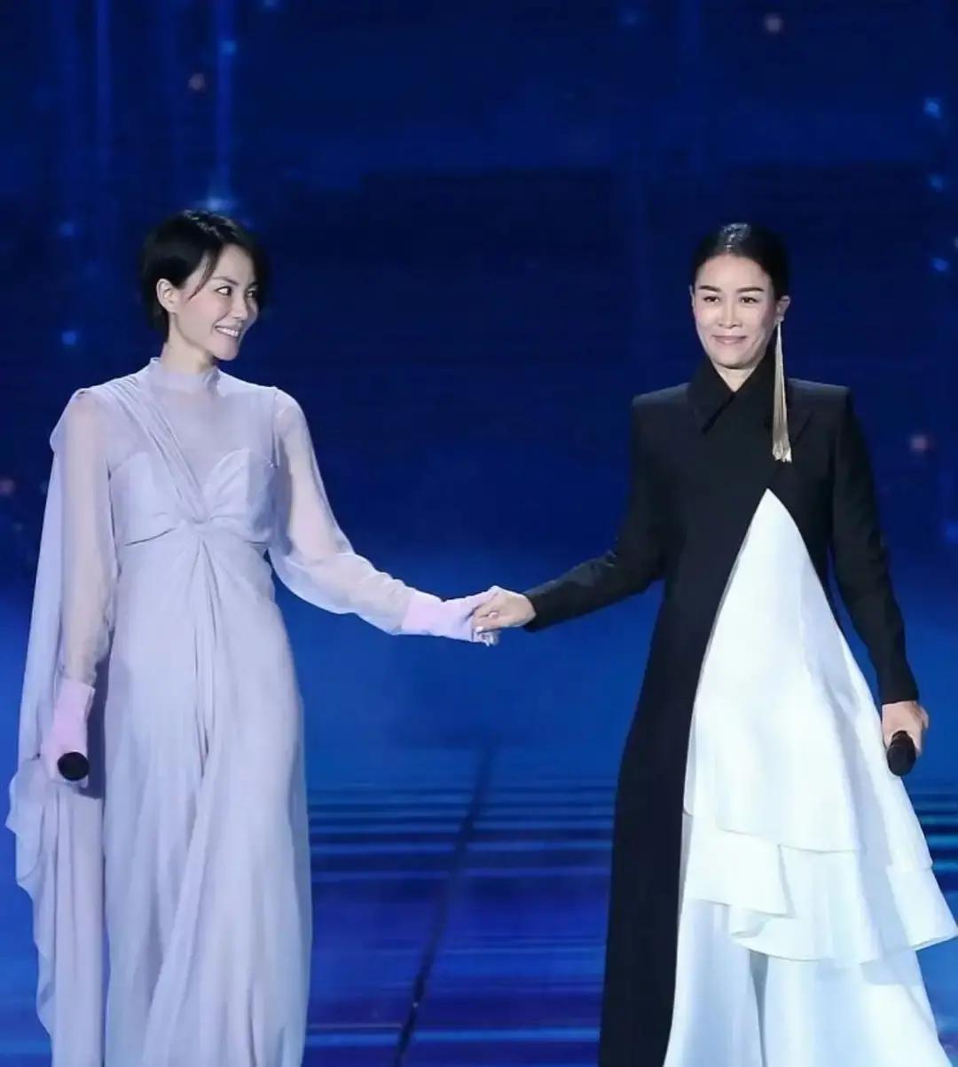 28年后，王菲替身登台！
 
那英牵的不是窦靖童，是时间本身。前奏一响，我手机直