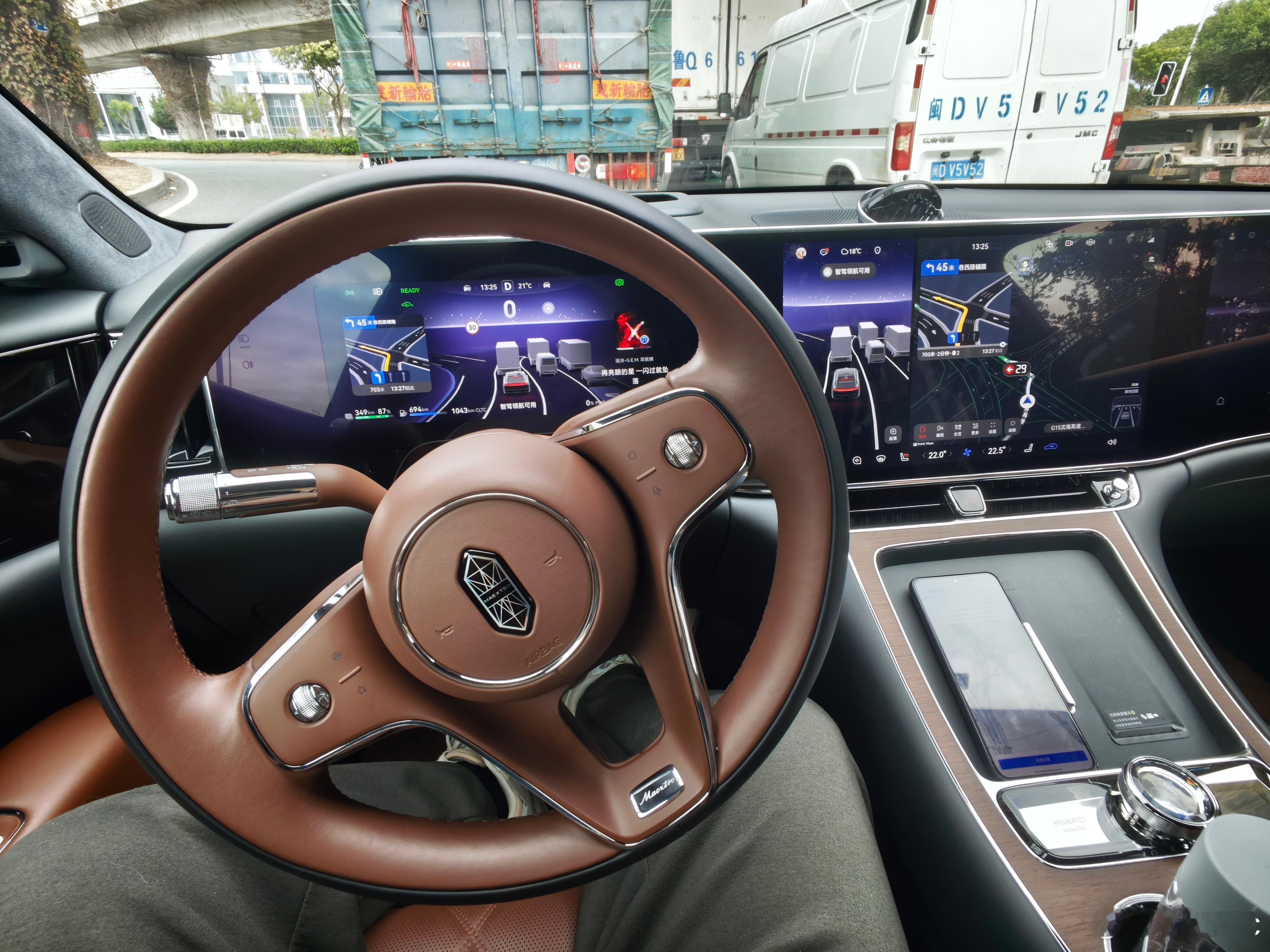 前两周开了一台最低配5座小轮毂版本的尊界S800，体验感其实是比大轮毂版本更好的