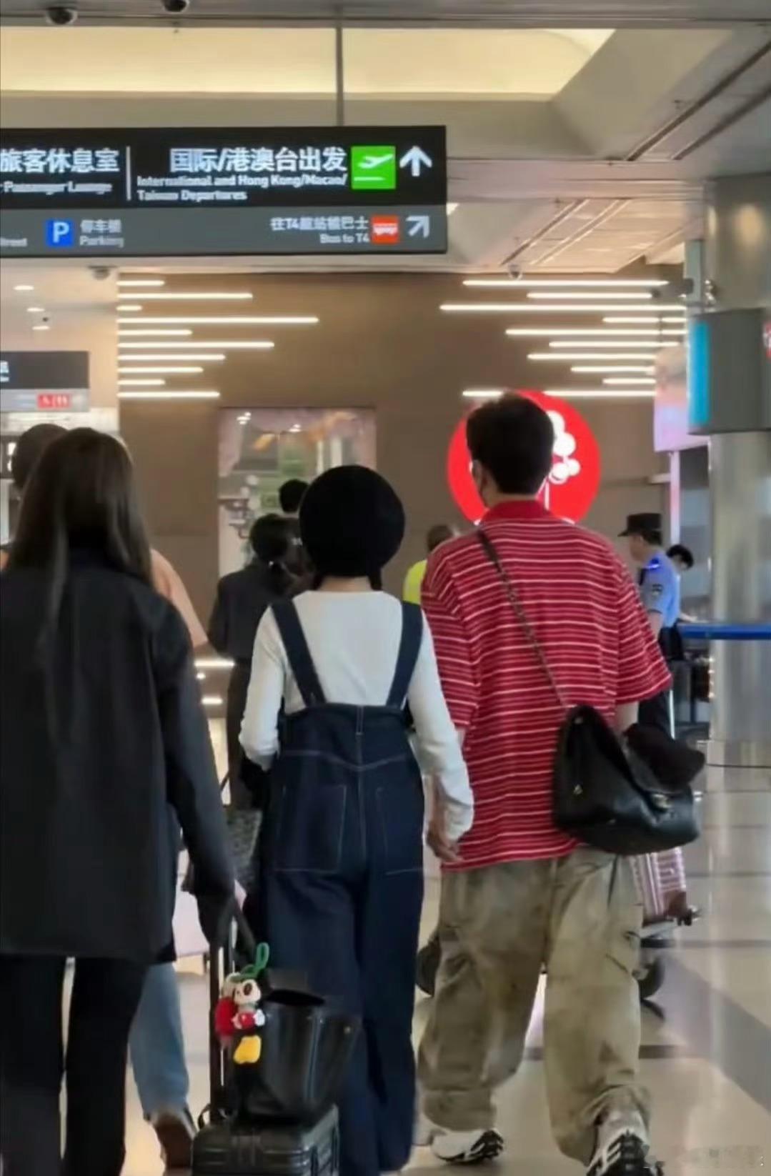 李荣浩杨丞琳手牵手 哥哥嫂嫂还是那么甜李荣浩杨丞琳算是娱乐圈的模范夫妻了！要一直