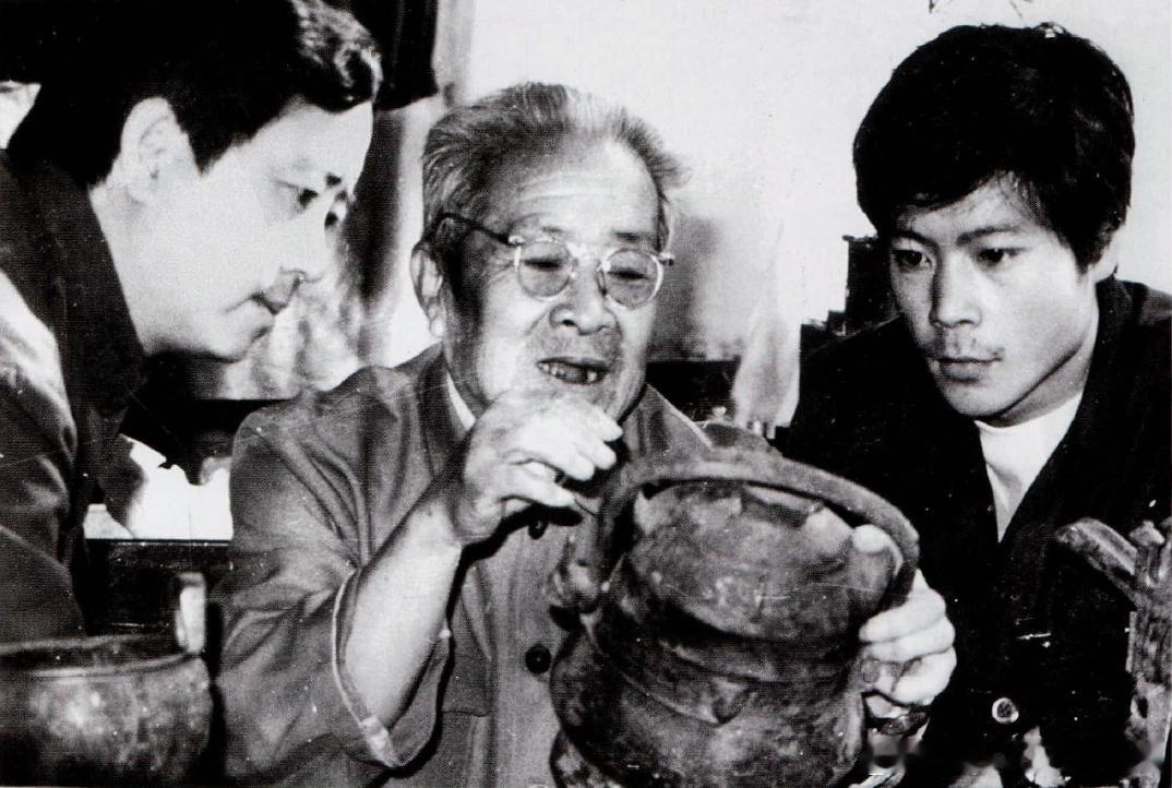 80年代故宫博物院文保科技部（原修复厂）铜器室修复师赵振茂（中）给年轻的徒弟王有
