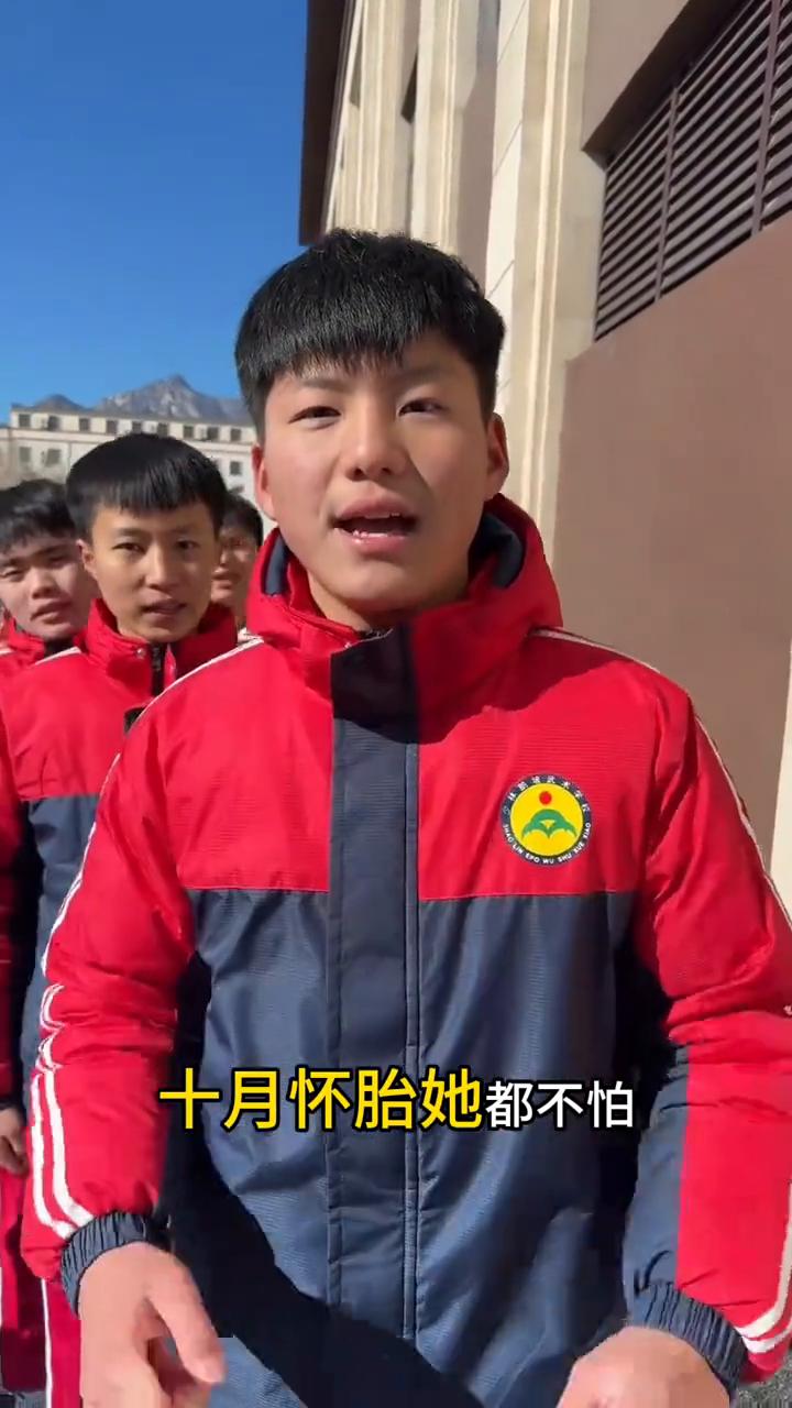 千万不要讨厌妈妈。
妈妈她很伟大，十月怀胎她都不怕，含泪才把我们生下。最啰嗦的是