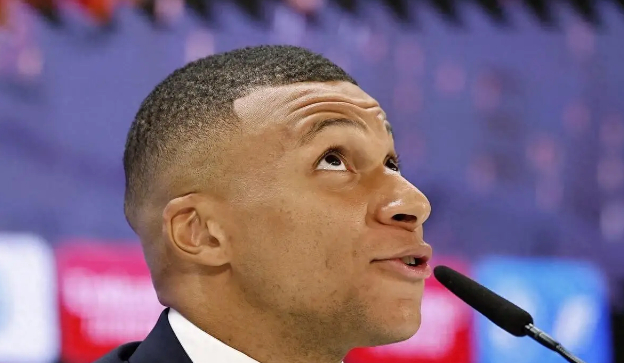 被小球迷问是否会说西班牙语，姆巴佩：会说，很高兴认识你8月14日讯 近日，皇马前