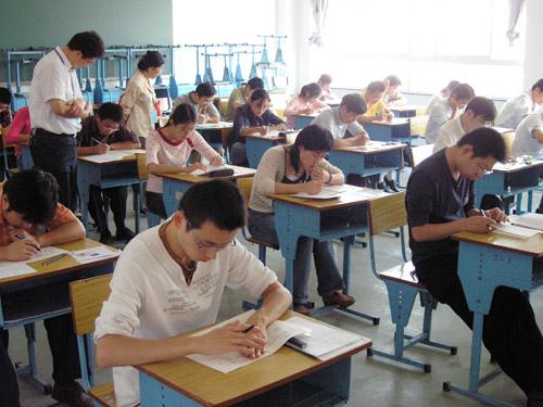 民办高校招生遇冷，学生真的越来越难招了吗。

过去很多家庭认为，只要考上大学，就