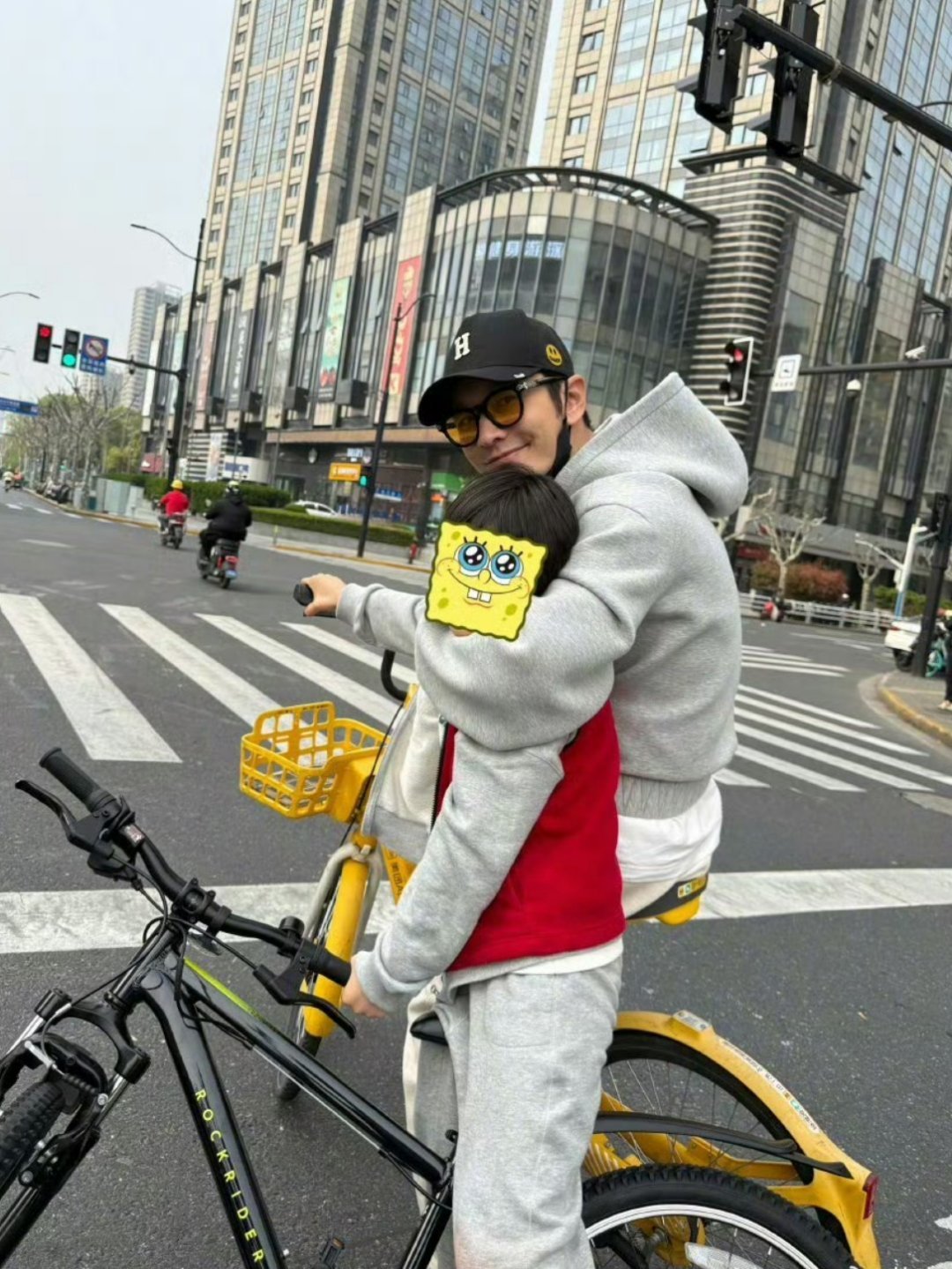 黄晓明晒和儿子春日骑行照 娱乐圈高知黄晓明手提小黄车和儿子小海绵在上海骑行，还和