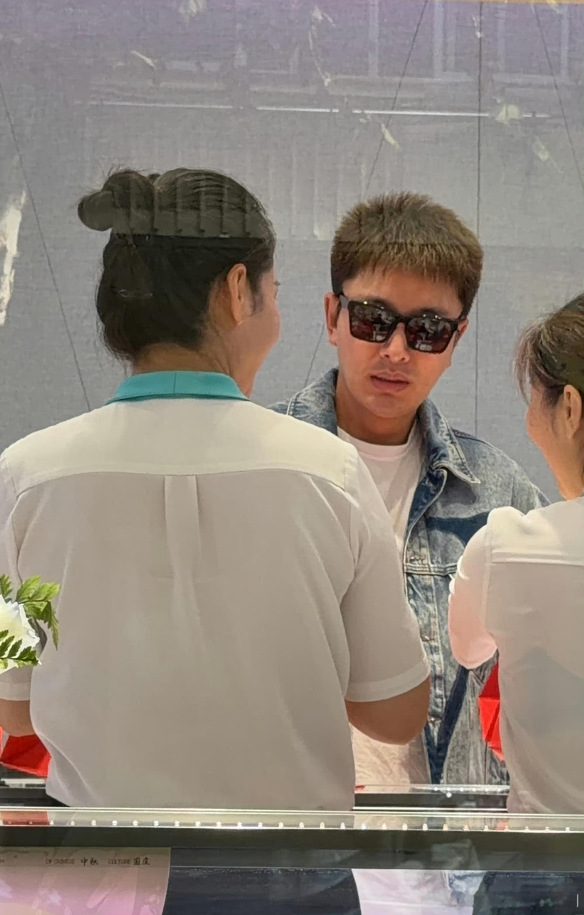 偶遇贾乃亮买金钞中秋偶遇贾乃亮买金钞，素颜配蓝牛仔超随性，跟柜姐聊半天，拎好几袋