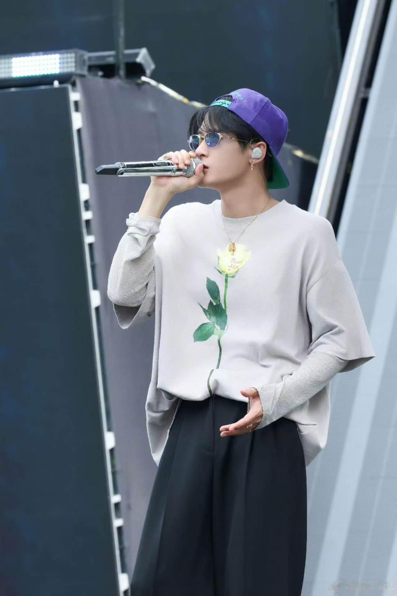 把黄玫瑰放在心口上，健次的爱意我接受到了