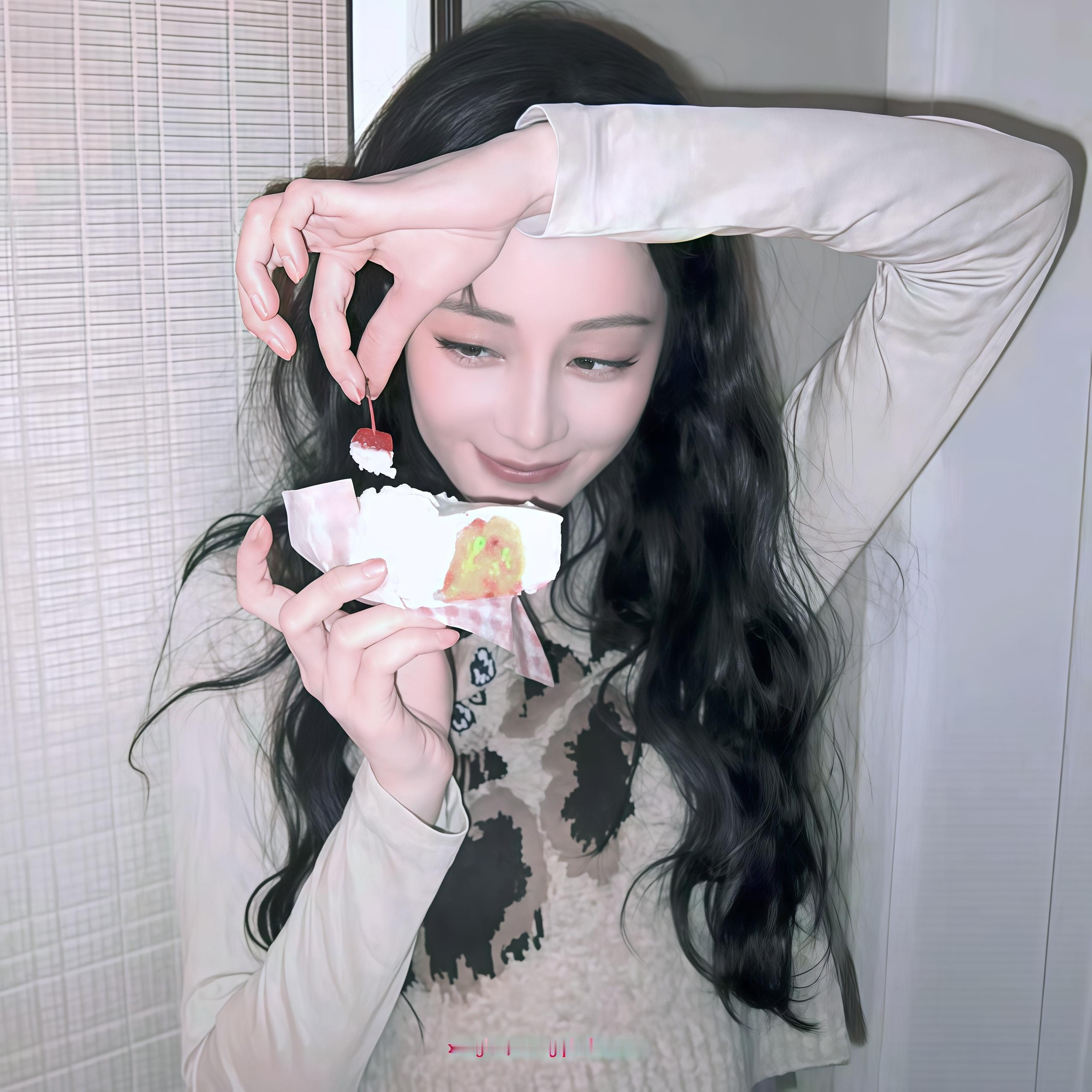 迪丽热巴贺思慕 dlrb迪丽热巴卫蓝 “见面时 我们的呐喊声定能响彻整片玫红海”