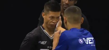 这一巴掌，扇出了传统武术的辛酸泪！赵鸿刚下飞机时眼眶还缝着五针，肌肉嵌进碎骨里，