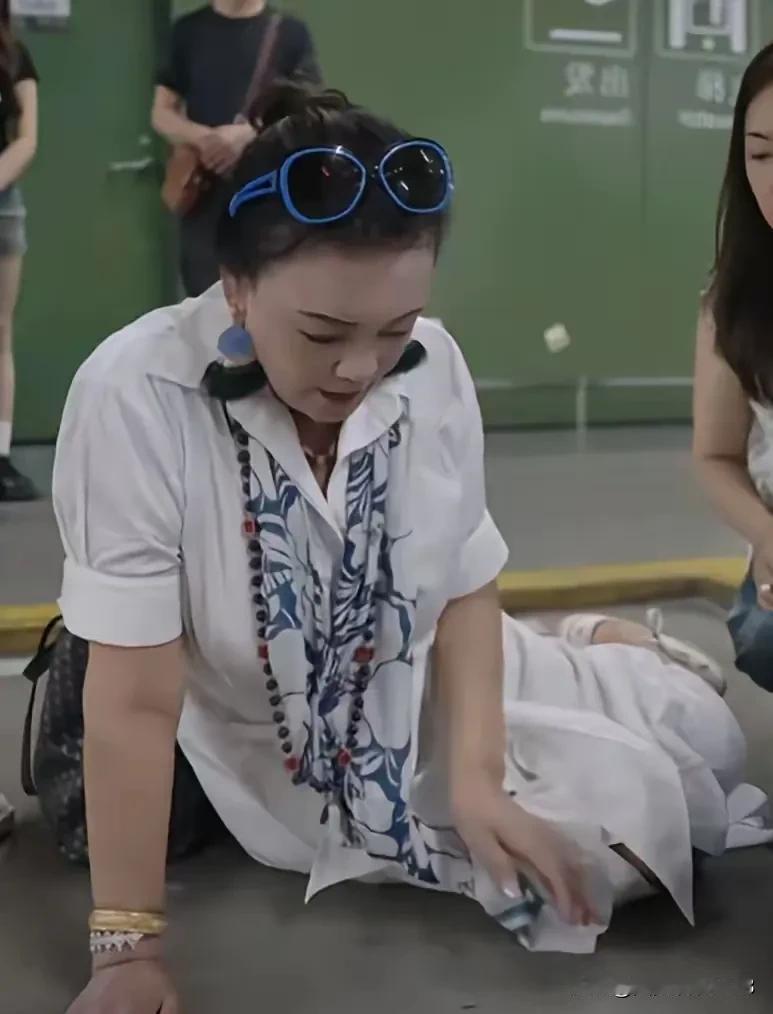 汪小菲和马小梅及其朋友去看望张兰。张兰前几天在去上海路上不小心摔倒了。当时马晓梅