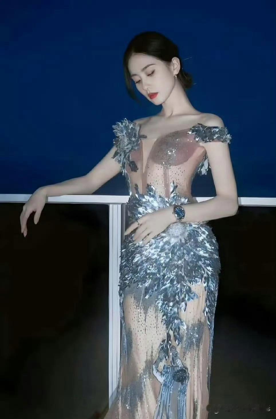 刘诗诗这件透视裙装好绝，太惊艳了，好身材一览无遗 