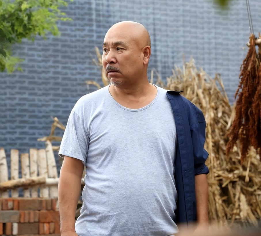 片酬千万的李幼斌，接到一个电话：“师哥，我没钱了，你来不来？” 打电话的，是他发