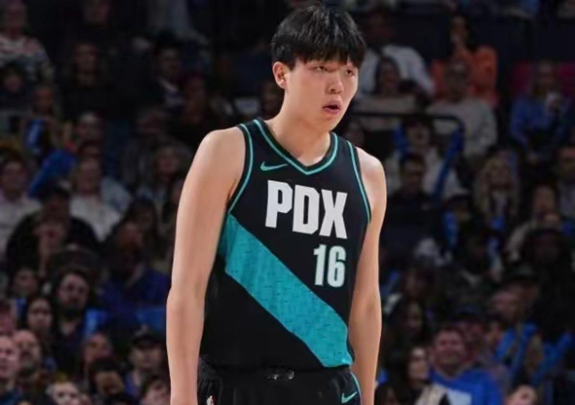 杨瀚森3分5篮板新年首秀藏惊喜！中国新星在开拓者对阵雷霆的比赛中，替补出战10分