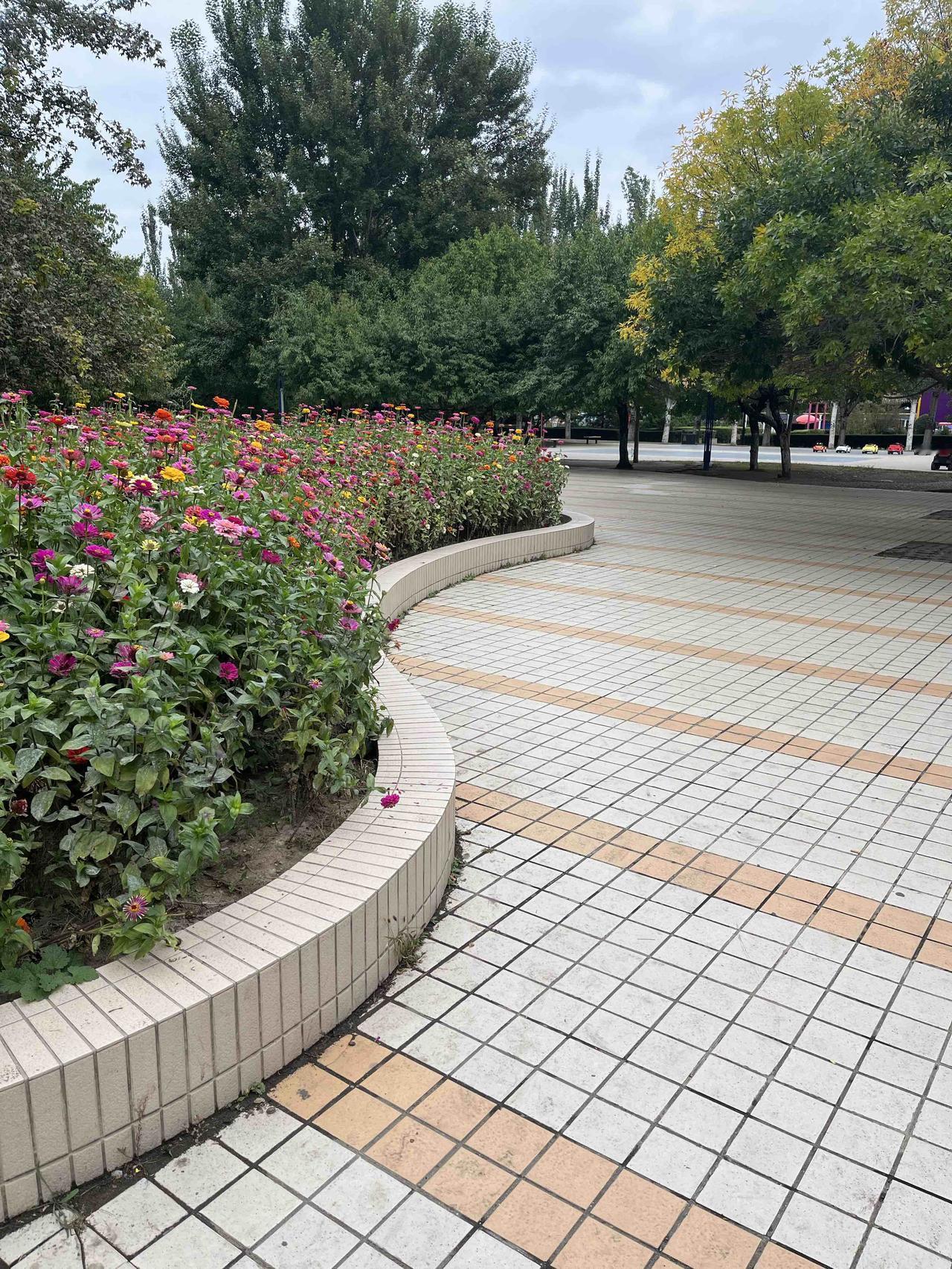 花径香浮春酿酒，
绿池粉箭夏烹茶。
横批：《酿酒与烹茶》