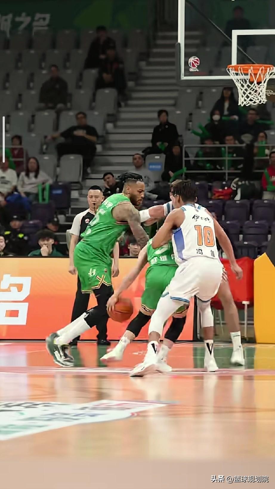 有意思！新疆居然砍莫兰德，然后两罚全进！啪啪打脸！

辽宁主场迎战新疆的比赛，最