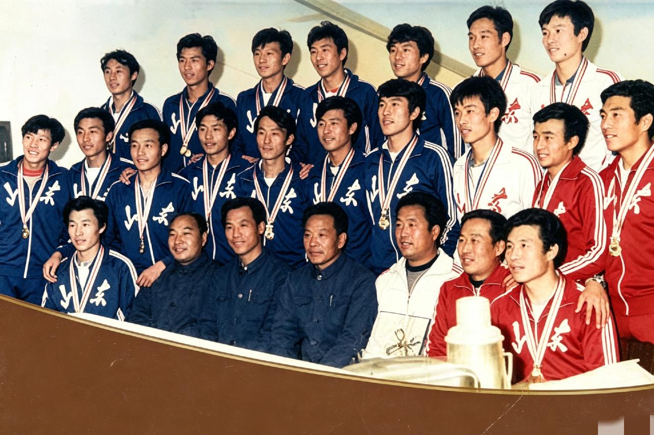 1979年，第四届全运会山东男足拿下队史首个成年组全国冠军之后拍下的留念，照片里