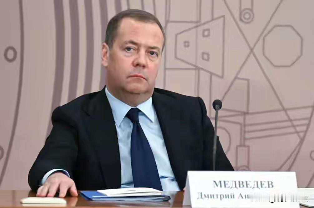 炸锅！梅德韦杰夫放狠话：特朗普不行动，格陵兰就公投入俄！

北极地区的地缘博弈再