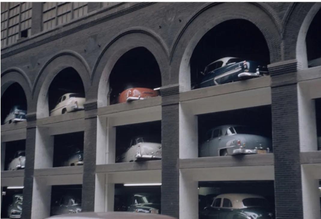 分享老照片故事如图所示，这是上世纪五十年代初，美国芝加哥一家立体汽车停车宾馆。