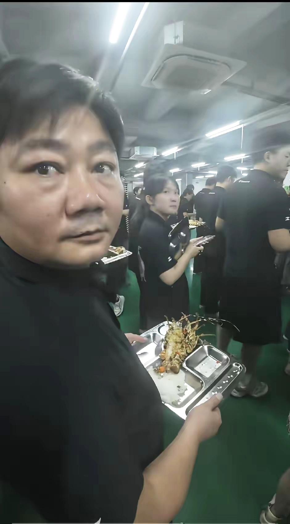我见过低调的，可没见过这样低调的！
 
这年头不少企业高管恨不得把特权写在脸上，