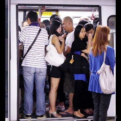 也太忒拿自己当回事了吧？在公共场合，一女士被一小男孩子碰了一下屁股（她说小男孩诚