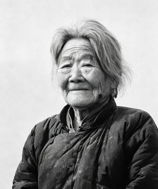1949年，一个解放军军长回家探亲，亲娘就在眼前，他几度哽咽却依旧装作不认识，还
