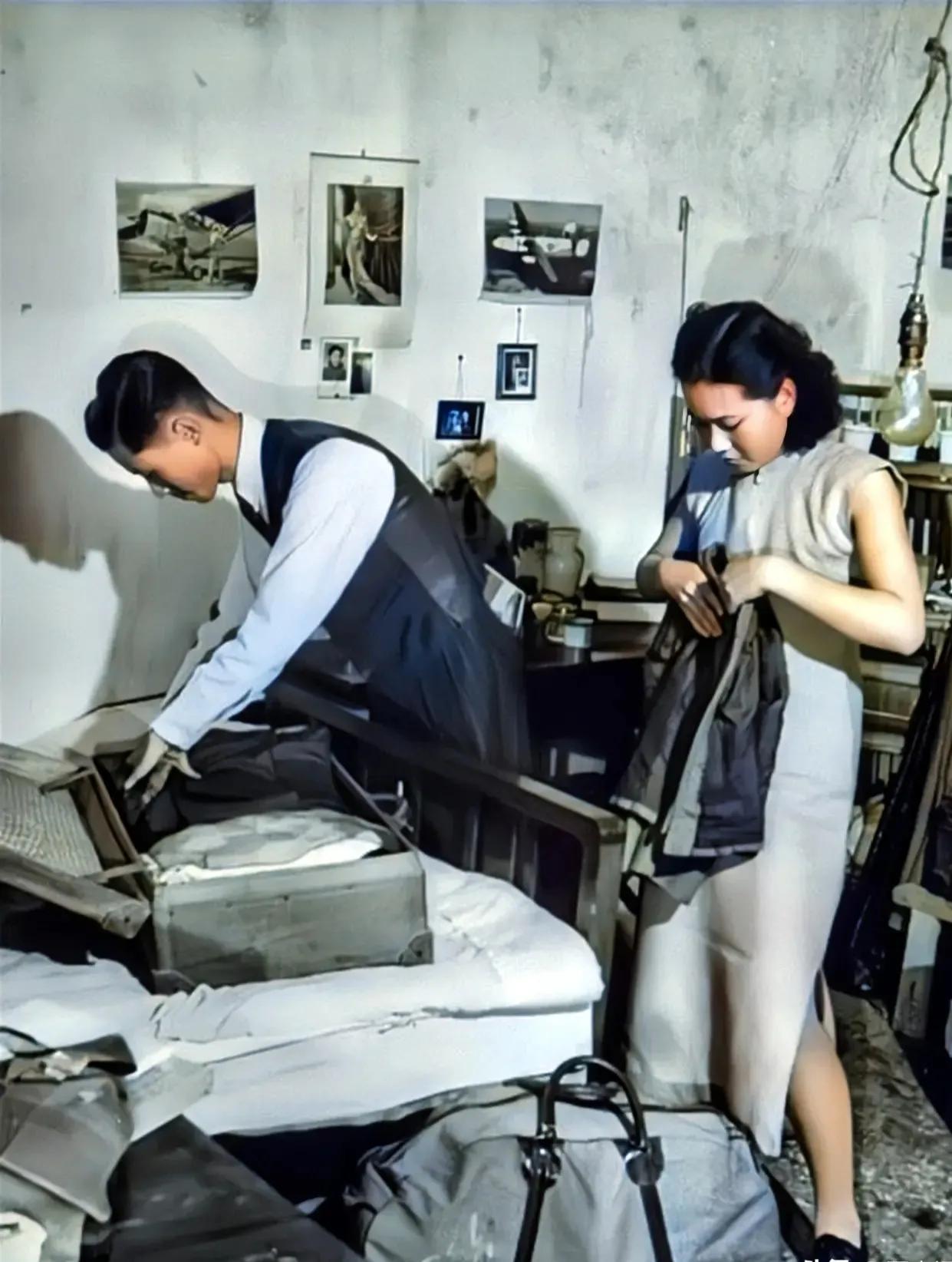 1945年，重庆，一位公务人员和妻子，打包行李，急欲离渝返回南京赴任，从镜头中我