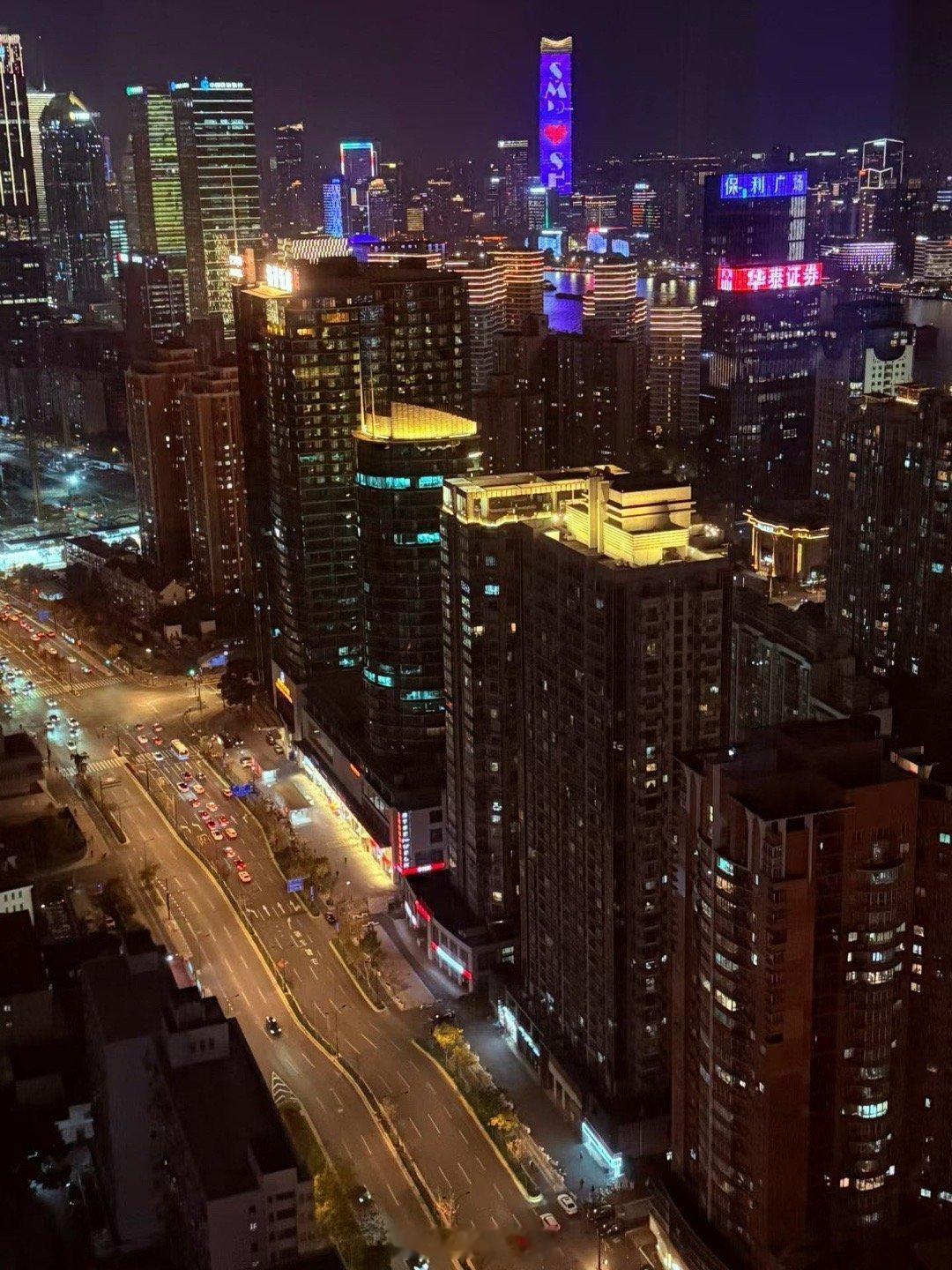 今日酒店窗外。挑灯夜战美股，短线操作好机会。 