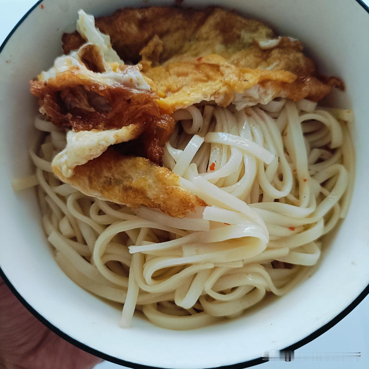 今天的早餐：一碗面条。

我煮面条很简单，把锅烧热，然后放点猪油，把油烧热放点辣