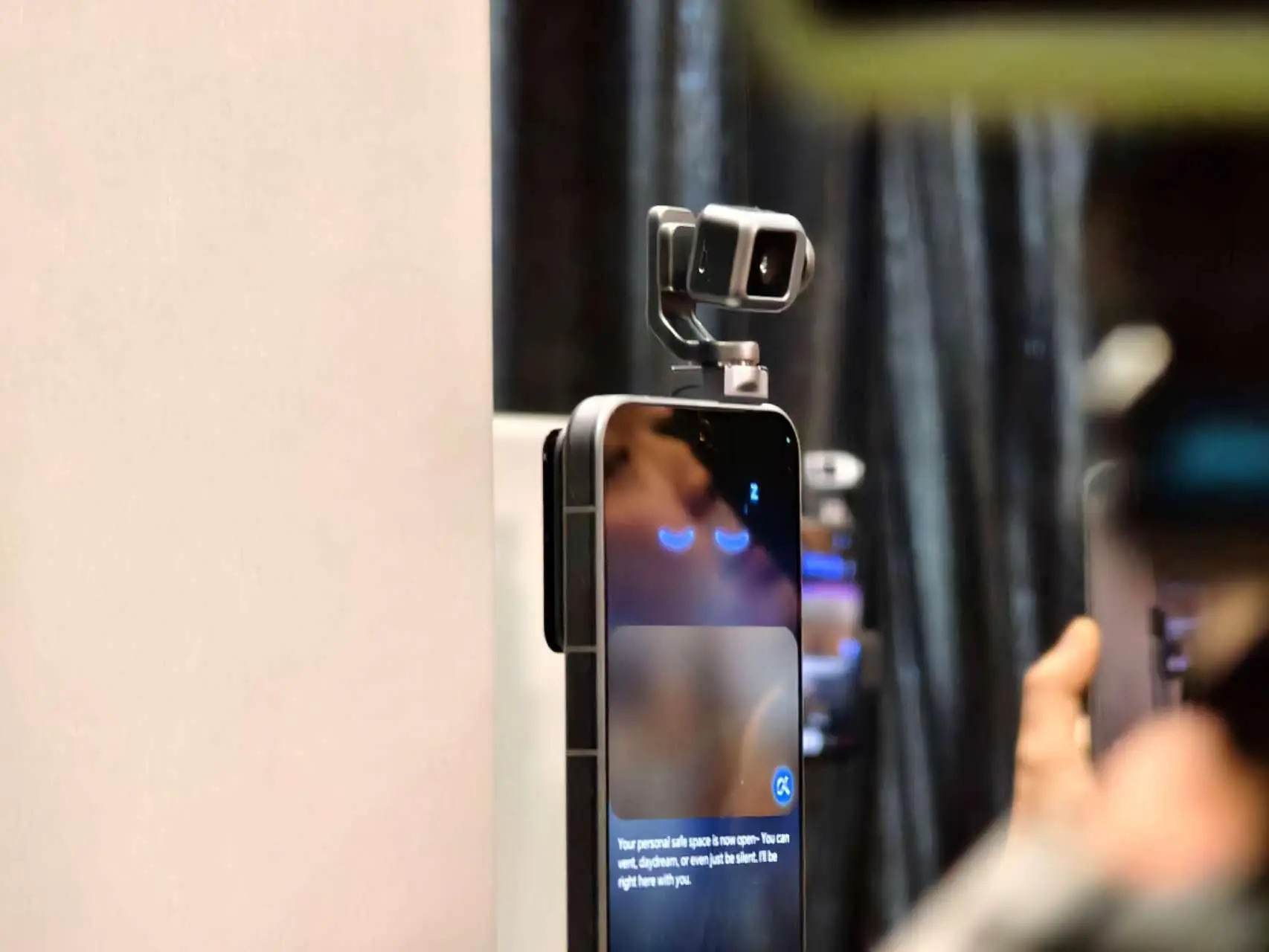 何同学说荣耀MagicV6确实非常不错 何同学验证了荣耀这次把折叠屏的痛点一个个