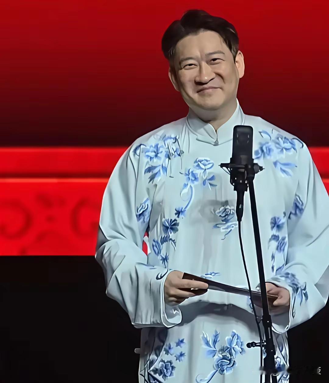 有人给曹云金递纸条，然后他回应了曾经师父郭德纲最近的遭遇…

观众问：最近怎么样