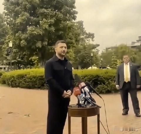 利用价值用完了如扔抹布一样扔在白宫门外。
一手好牌被乌克兰打得稀烂，给欧美当咬人