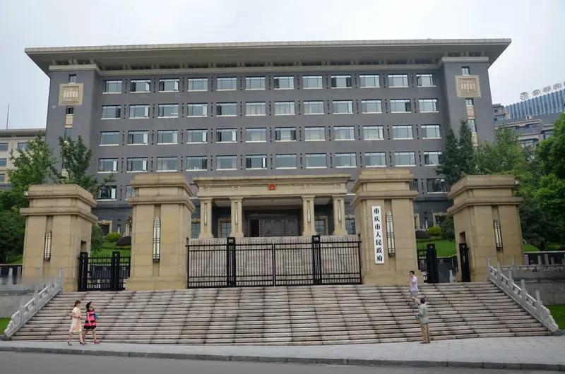 重庆53岁女子家暴离婚纠纷案休庭 男方要求先离婚再分千万财产此次休庭让这场备受关
