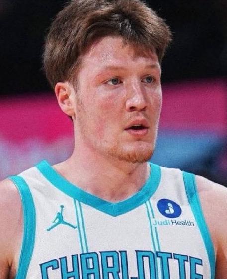 太炸裂了！新秀赛季的克尼佩尔：

——场均31.4分钟
——19分5.3篮板3.