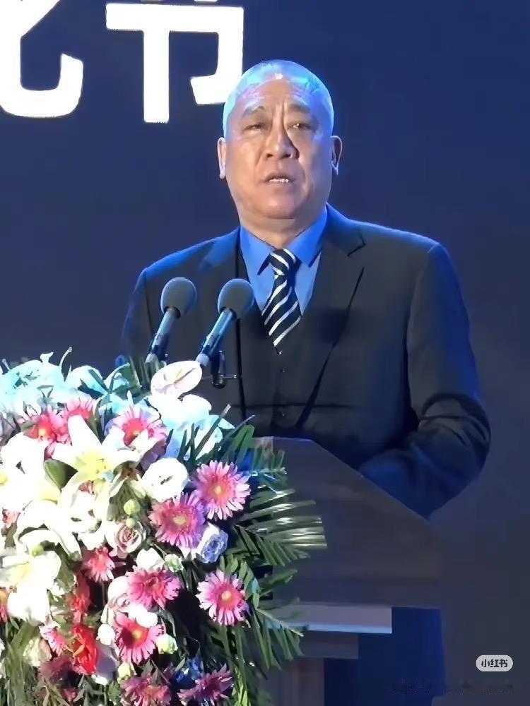 崔培军赚2.6亿，反手掏出1.7亿给员工分钱，65%的比例。别家老板发10%都觉