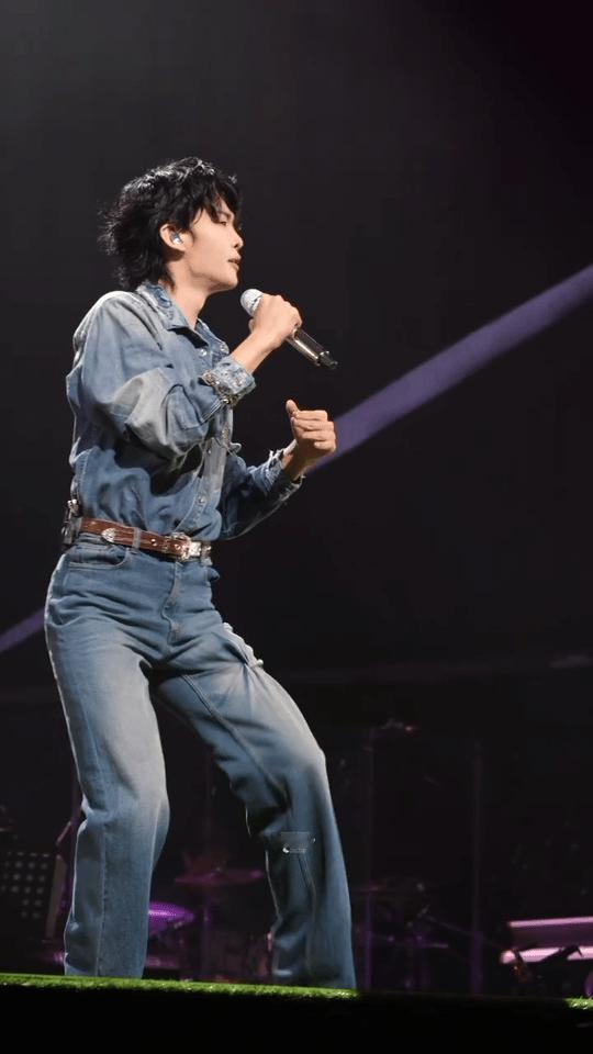 王赫野就这么从披哥扭到演唱会东北舞王的舞步从披哥一路扭到佛山演唱会[酷]现场复刻