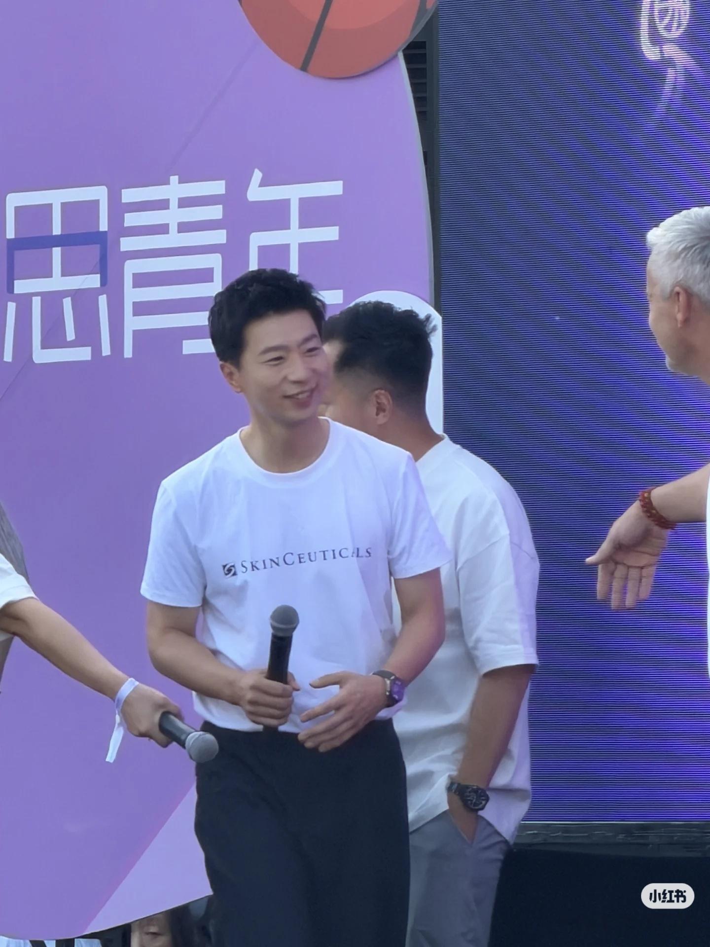 一开始上去是主动站边上的，总裁be like:来来来来马龙上中间来 