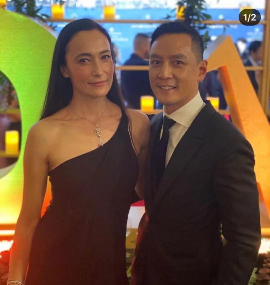 吴彦祖和老婆越看越像，不是基因，是日子过出来的。
她笑起来皱眉的样儿，跟他一模一