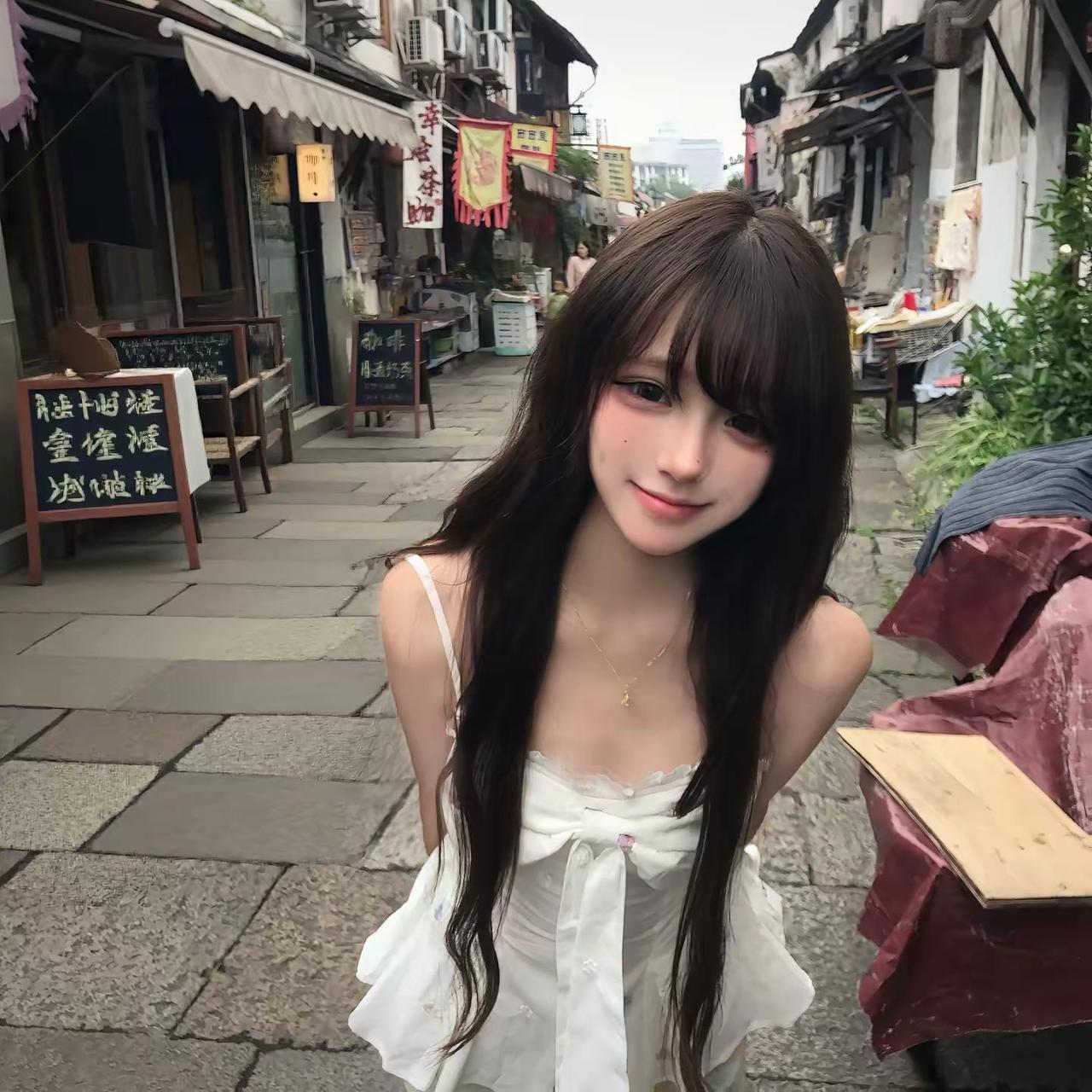 其实我不喜欢阴天 ˃̵͈᷄ ᎔ ˂̵͈᷅。碎花吊带