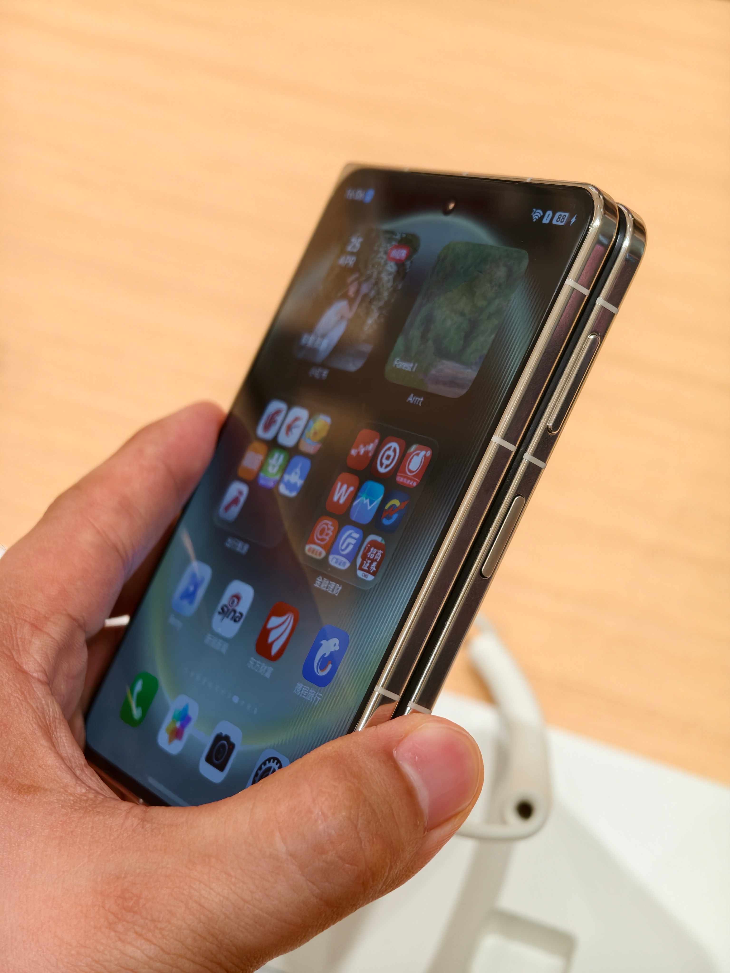 华为Pura X Max摸到了，拿在手里真的像一个小书本，打开旋转90度又是一个