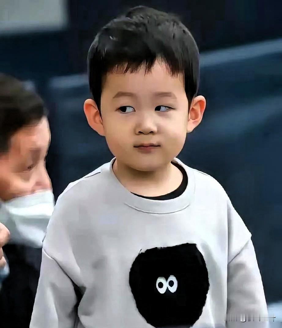 杀人诛心，莫过于此。
许昕在场上跟马龙拼个你死我活

许昕的儿子站在观众席里，眼