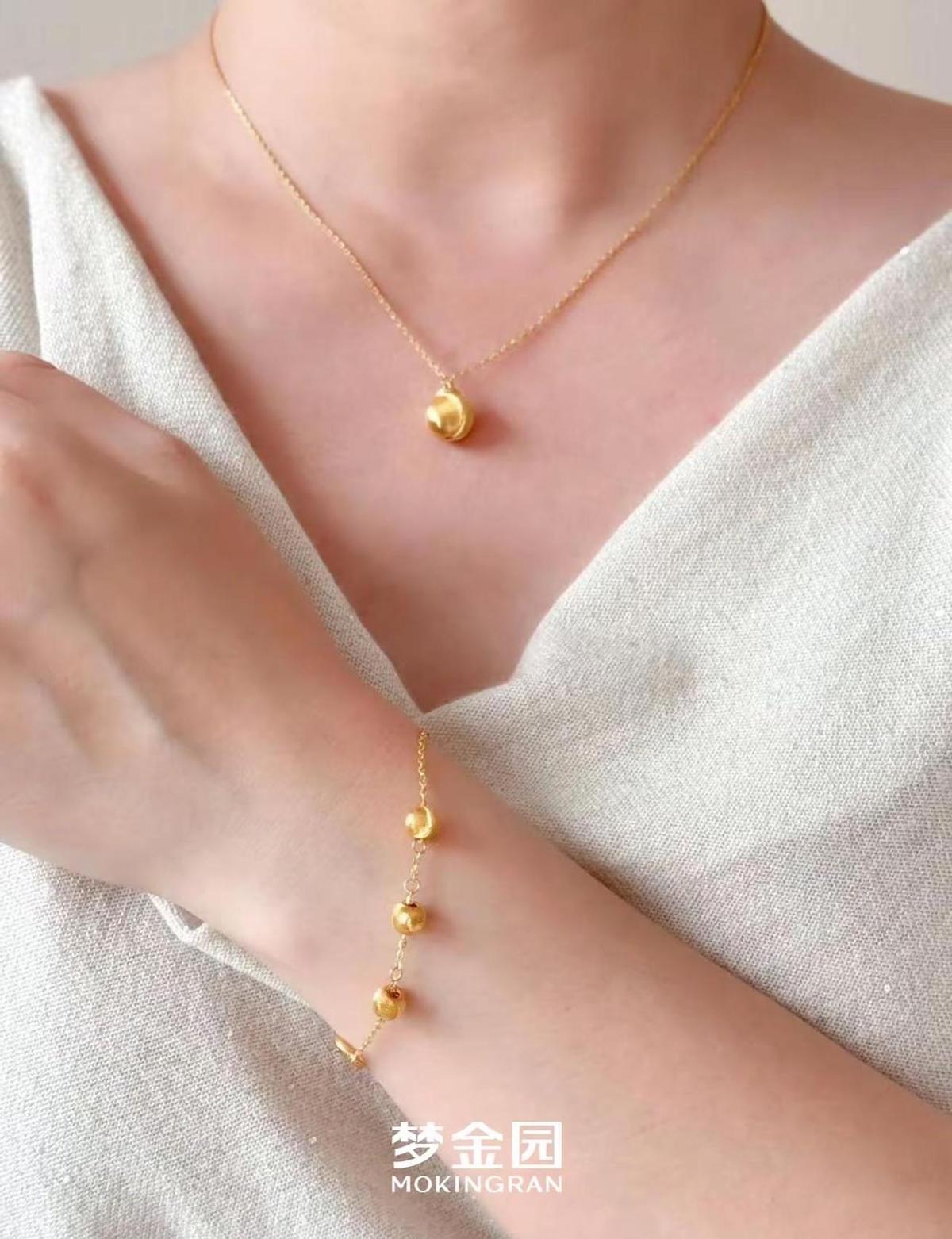 最近有个金豆豆刷屏了。
都说梦金园这个黄金小灯球，简直是“随身反光板”。
挂脖子