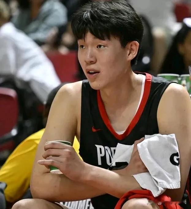 “无情”背后的博弈：杨瀚森的板凳时光与季后赛的残酷法则

当终场哨声在圣安东尼奥