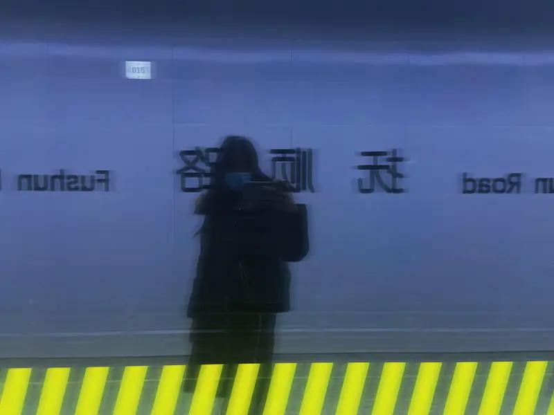 看到“清清楚楚不清楚”这个上联，我觉得挺有意思。有人对出“迷迷茫茫不迷茫”，这对