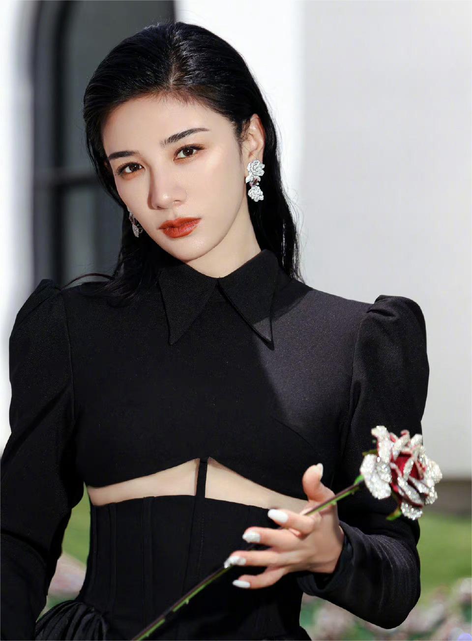 太尴尬了！黄奕未经允许私拿美术馆展品摆拍，登上热搜。5月26日，黄奕发布了一条社