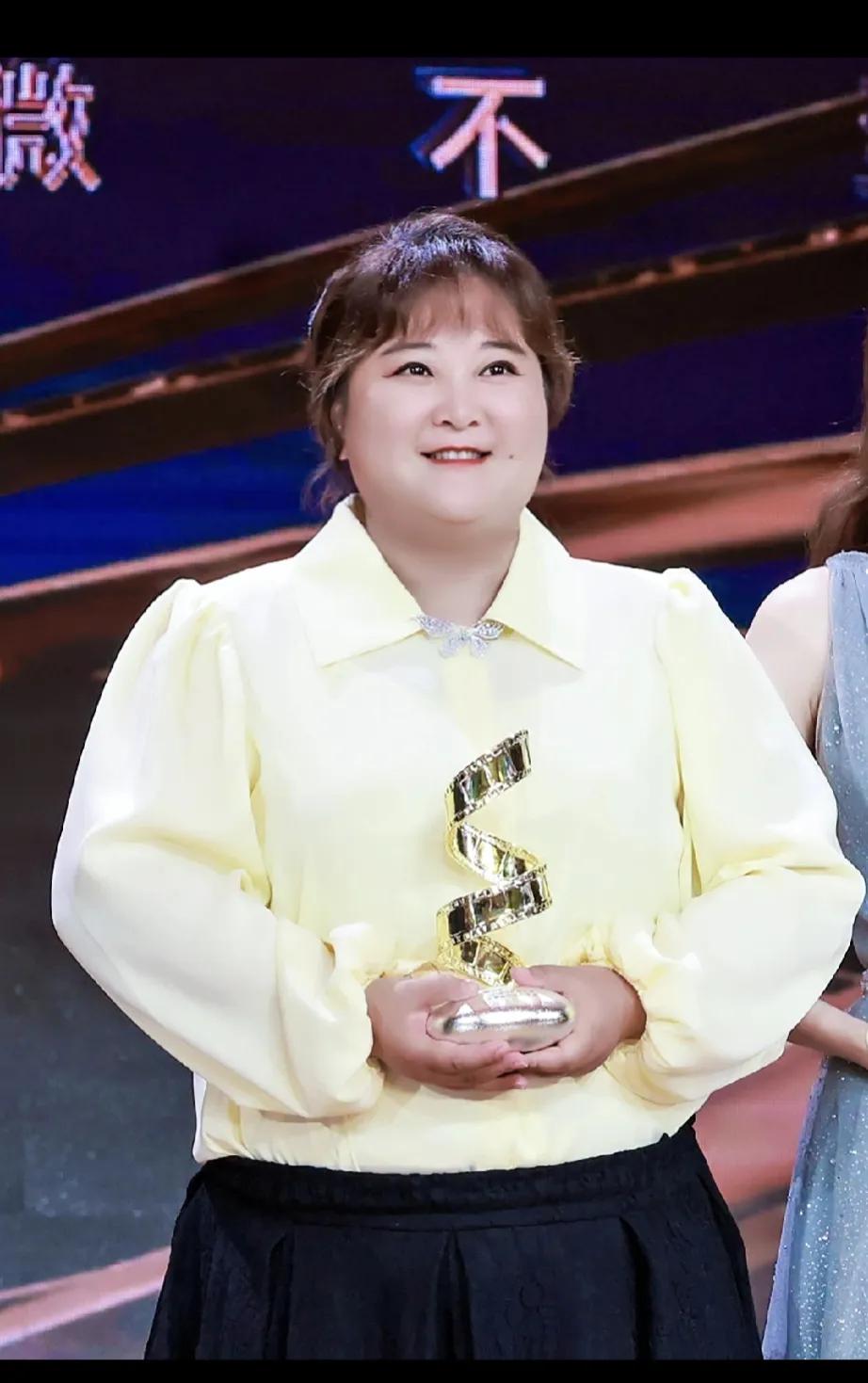 如果胖女星和瘦女星同时代言蒙牛牛奶，凭感觉你会选哪个？

#贾玲蒙牛代言人# 
