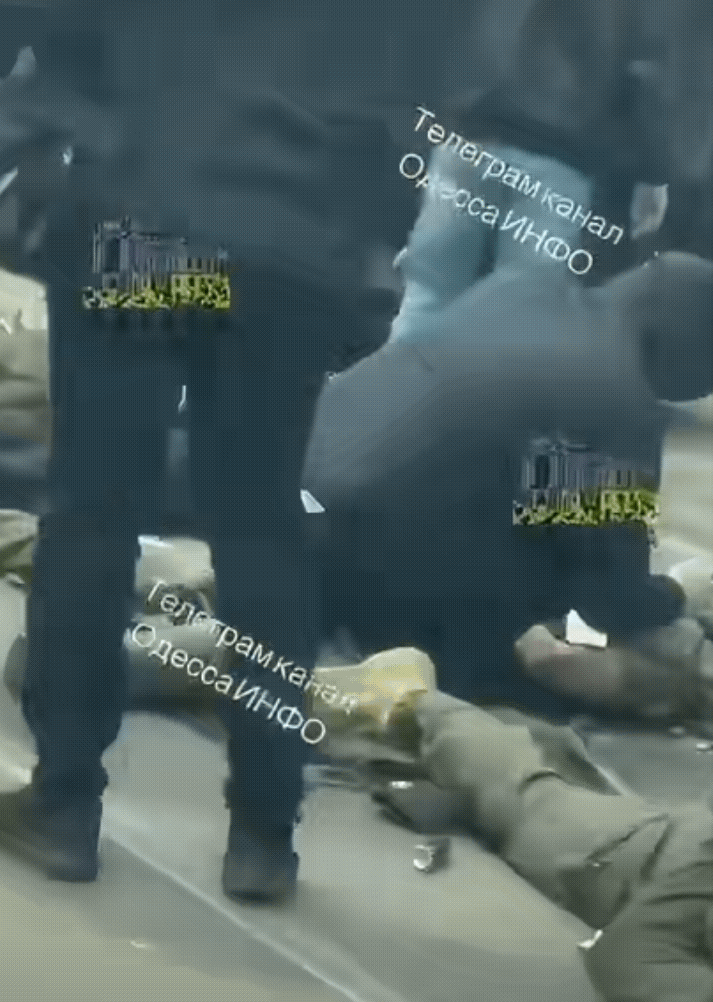 什么情况？四名乌军征兵办人员被乌克兰安全局逮捕！每个人都被打趴下了，双手捆绑趴在