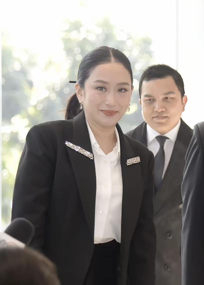 佩通坦回国营业，现身支持表哥