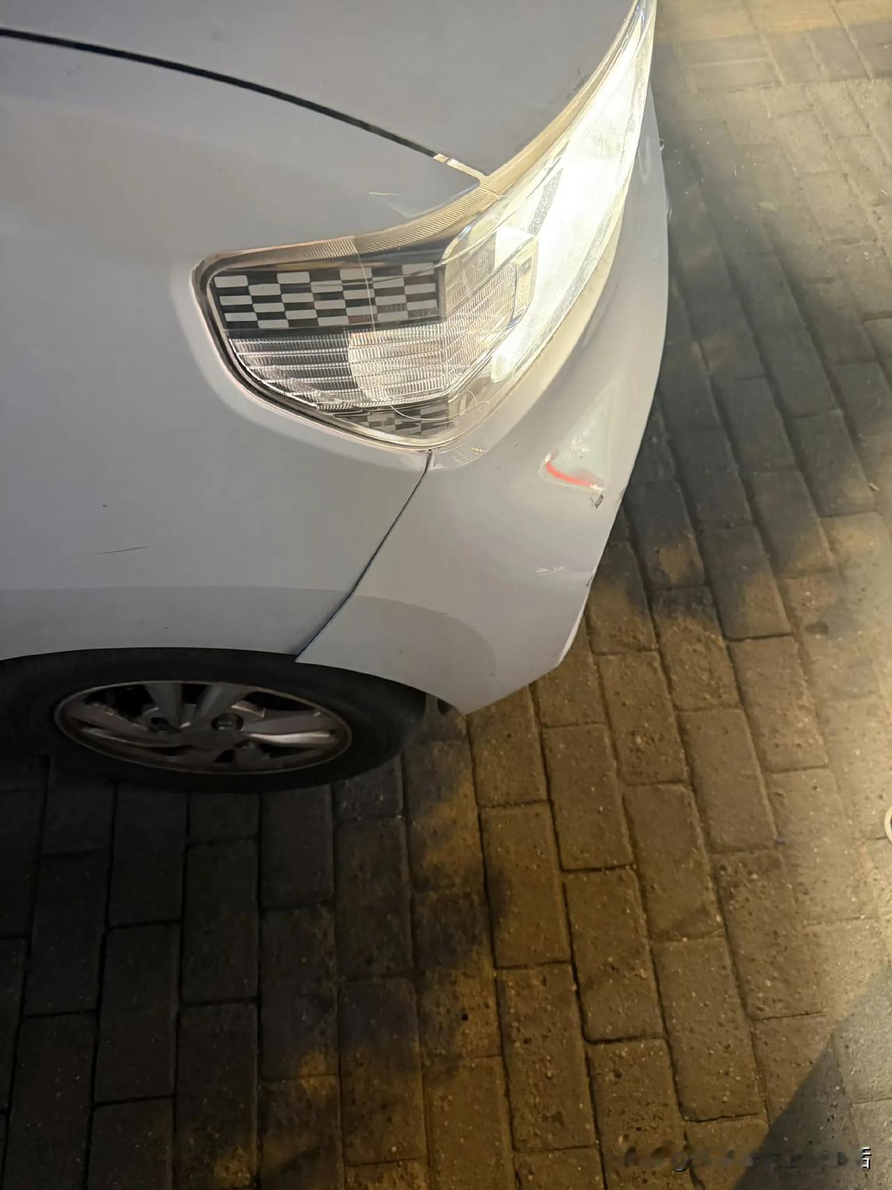我的miniEV被个老代倒车撞了.... 
我一下车，感觉快90岁了，算了...