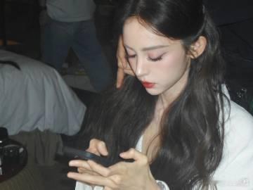 娜扎长发大波浪，红唇明艳动人，白色浴袍更添气质。360度无死角的美貌令人赞叹不已
