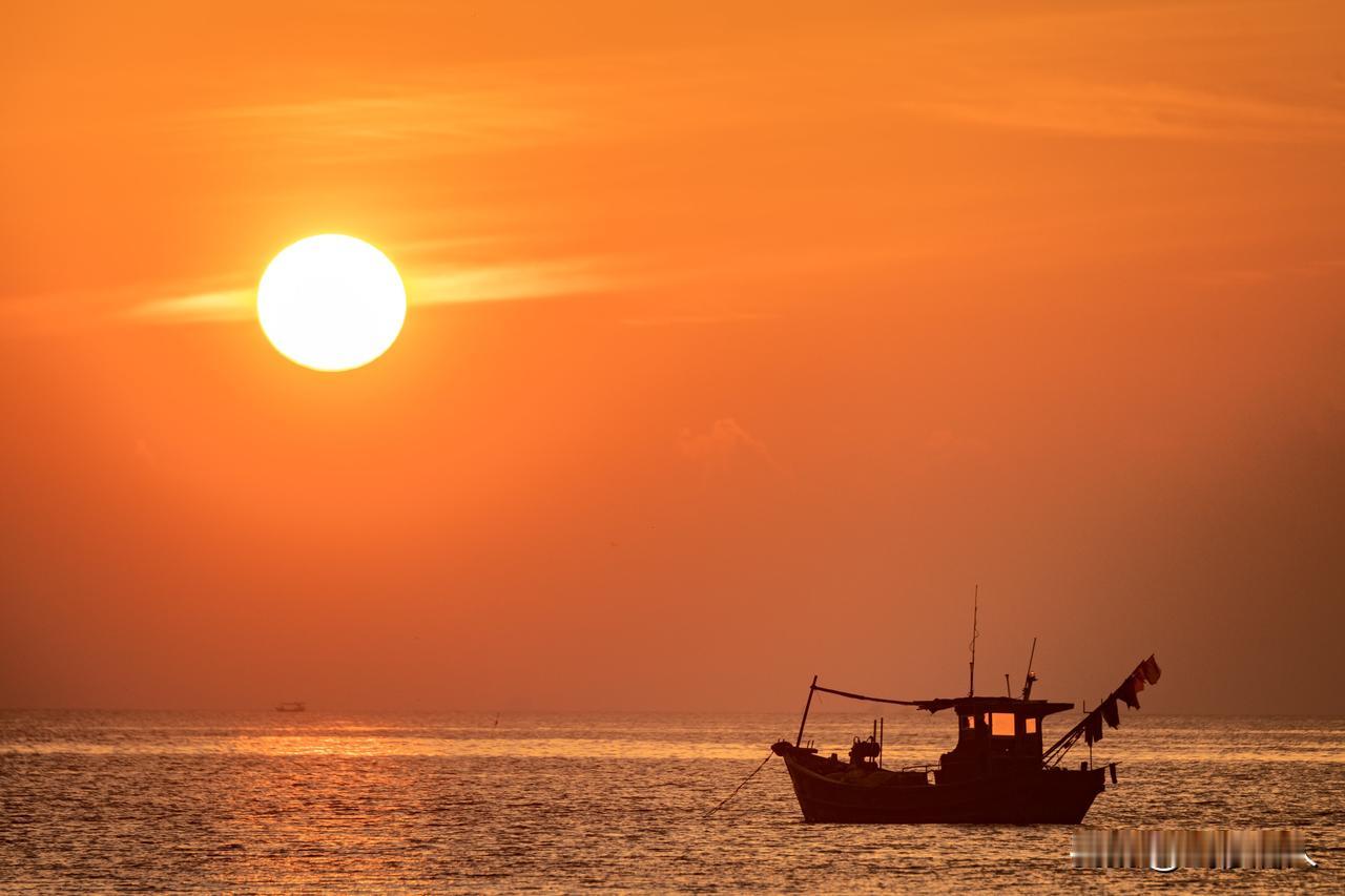 落日归舟
熔金落日浸沧海，一叶渔舟剪影来。
波光摇碎满天霞，风静潮平载暮回。